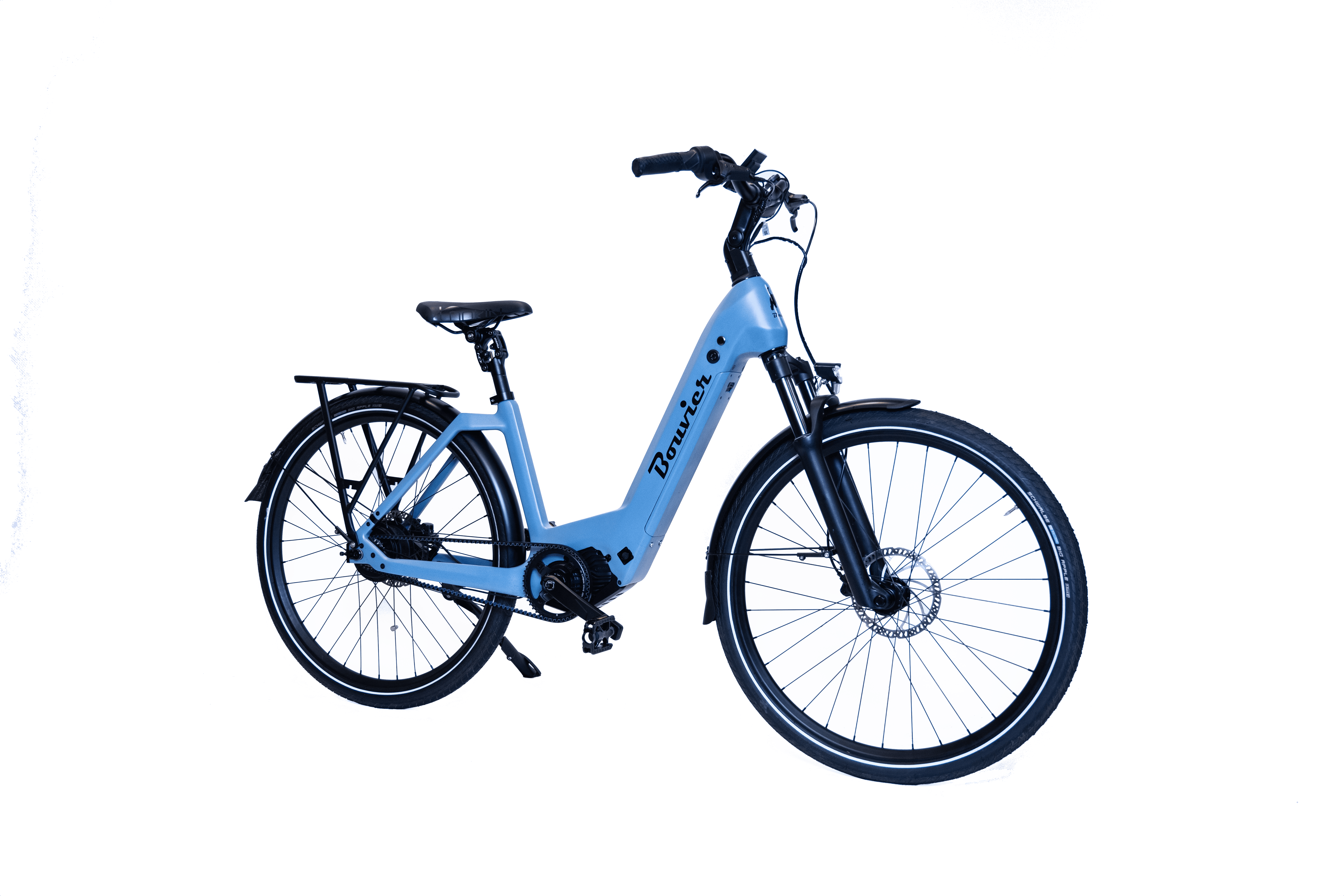 Lichtblauwe elektrische fiets met middenmotor, lage instap en voorvering – ideaal voor comfortabel en dagelijks gebruik.