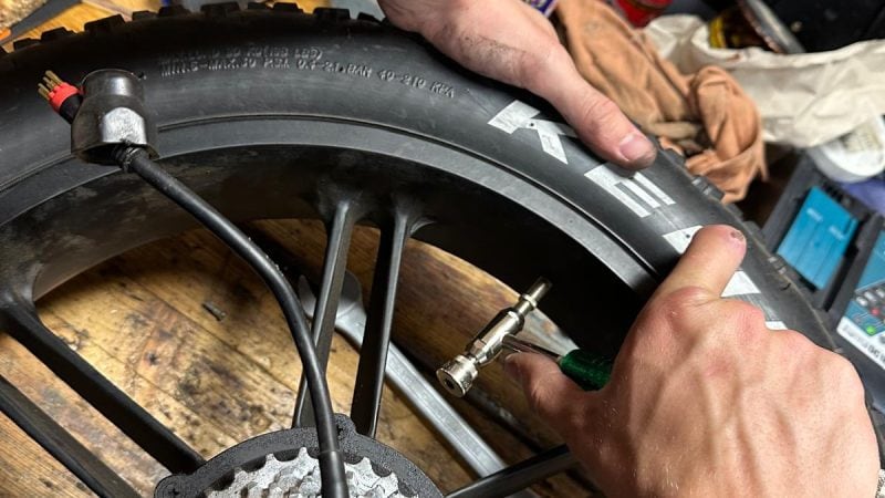 Nahandeling en spanningcontrole van band op e-fatbike wiel – nauwkeurig onderhoud aan elektrische fatbikes.