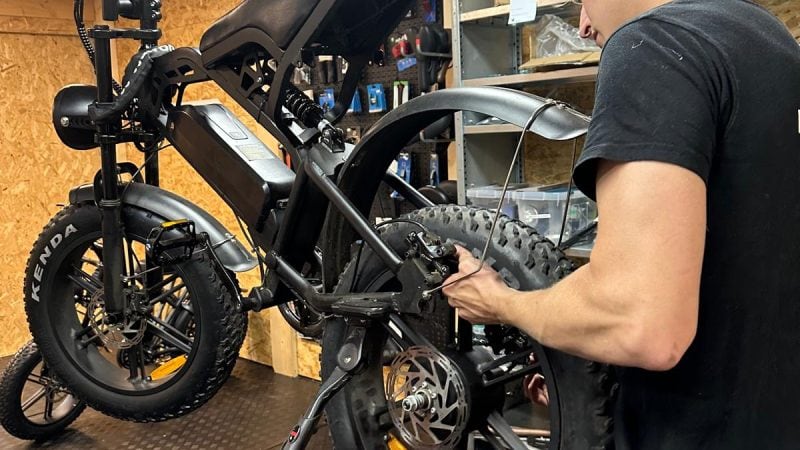 Wielmontage aan elektrische fatbike in werkplaats – Bouvier Bikes gespecialiseerd in fatbike reparatie.