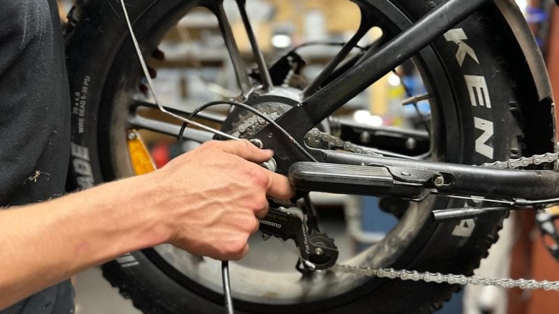 Inspectie van aandrijving en ketting bij elektrische fatbike – kettingspanning afstellen tijdens onderhoud.