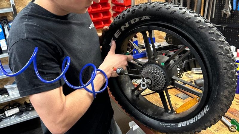 Controle van elektrische fatbikeband met luchtdrukslang – professionele e-bike service bij Bouvier Bikes.
