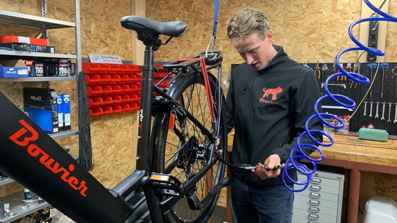 Inspectie van de aandrijving van een Bouvier elektrische fiets – deskundig e-bike onderhoud in Tilburg.