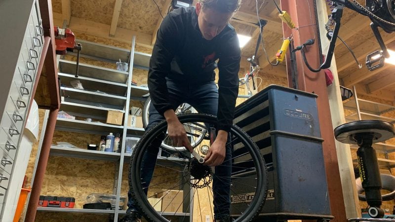 Monteur vervangt band van elektrische fiets – onderhoudsservice voor fatbikes en e-bikes bij Bouvier Bikes.