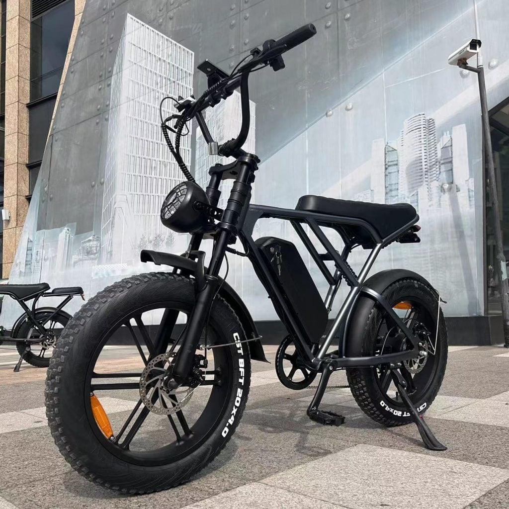 Zijaanzicht van zwarte Ouxi Fatbike V8 met dikke banden en krachtige accu – ideaal voor stedelijk gebruik en offroad avonturen.