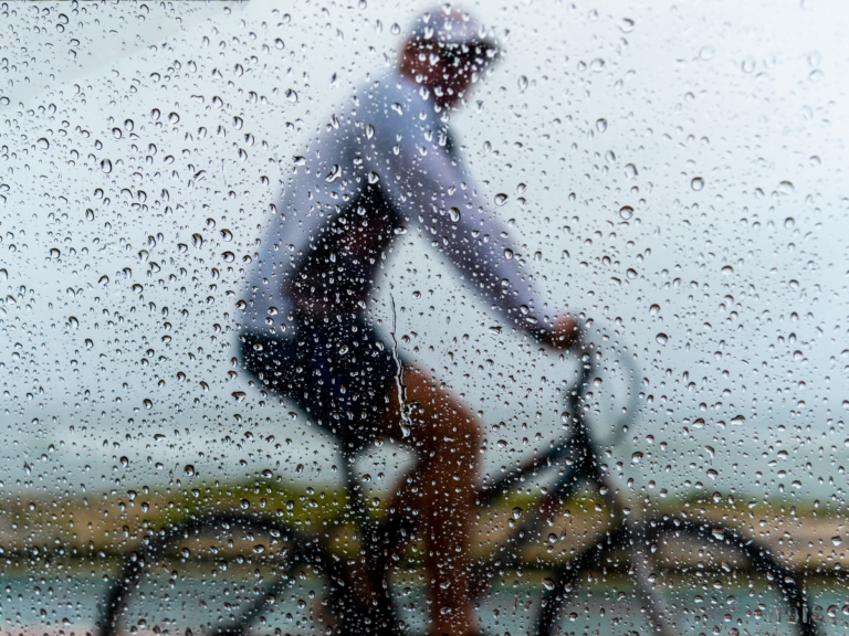 Lees meer over het artikel 7 tips voor veilig e-bike rijden in de regen
