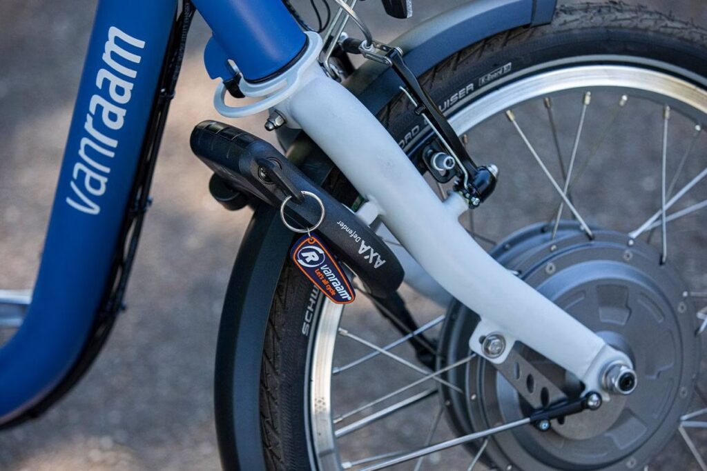Detail van driewielfiets met slot en voorwiel bij elektrische ondersteuning en dagelijks gebruik