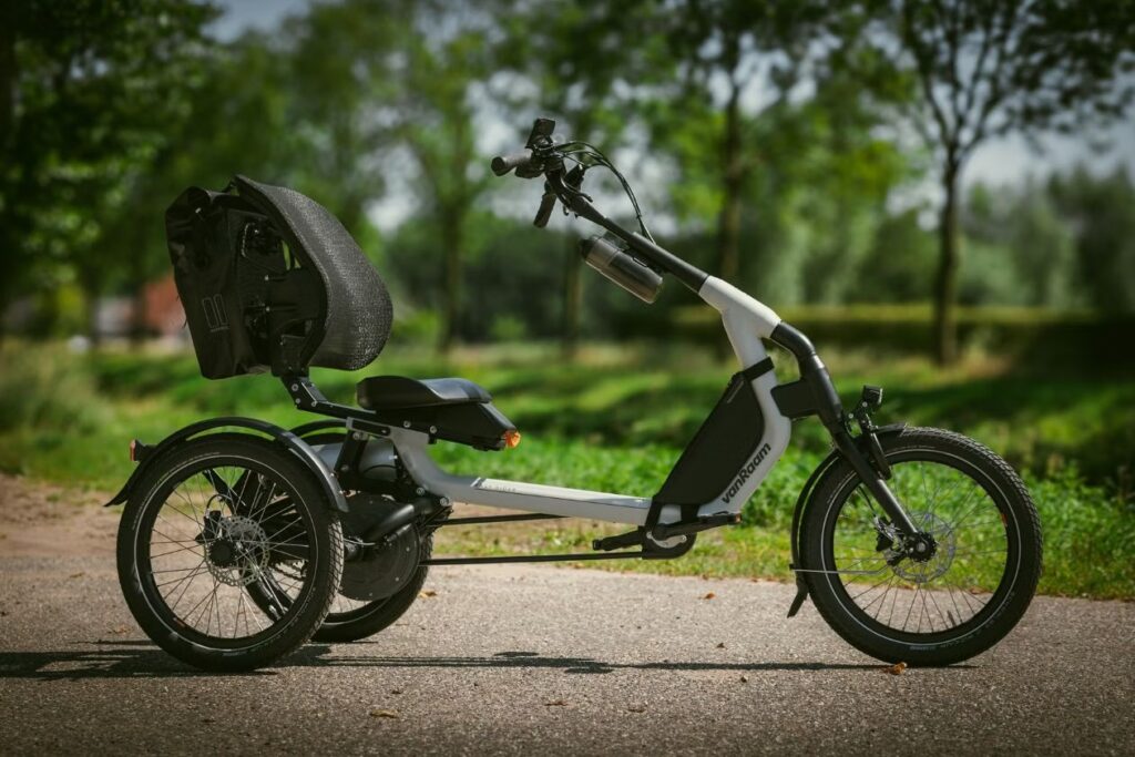 Moderne elektrische driewielfiets met lage instap en comfortabele zit voor veilig gebruik