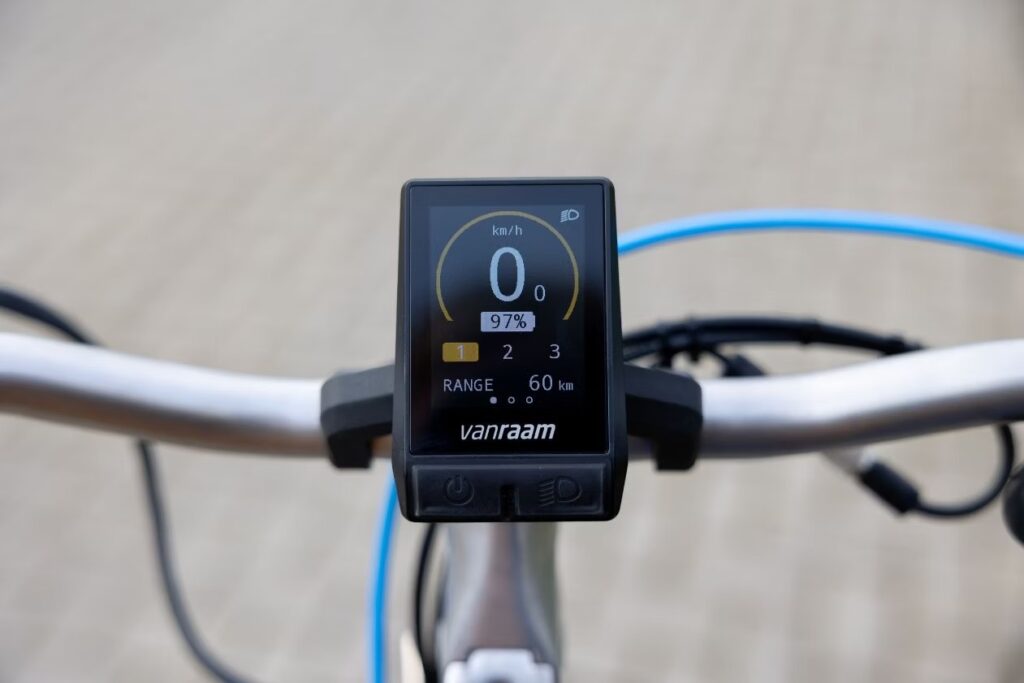 Display van elektrische driewielfiets met snelheid accuniveau en ondersteuning instellingen zichtbaar