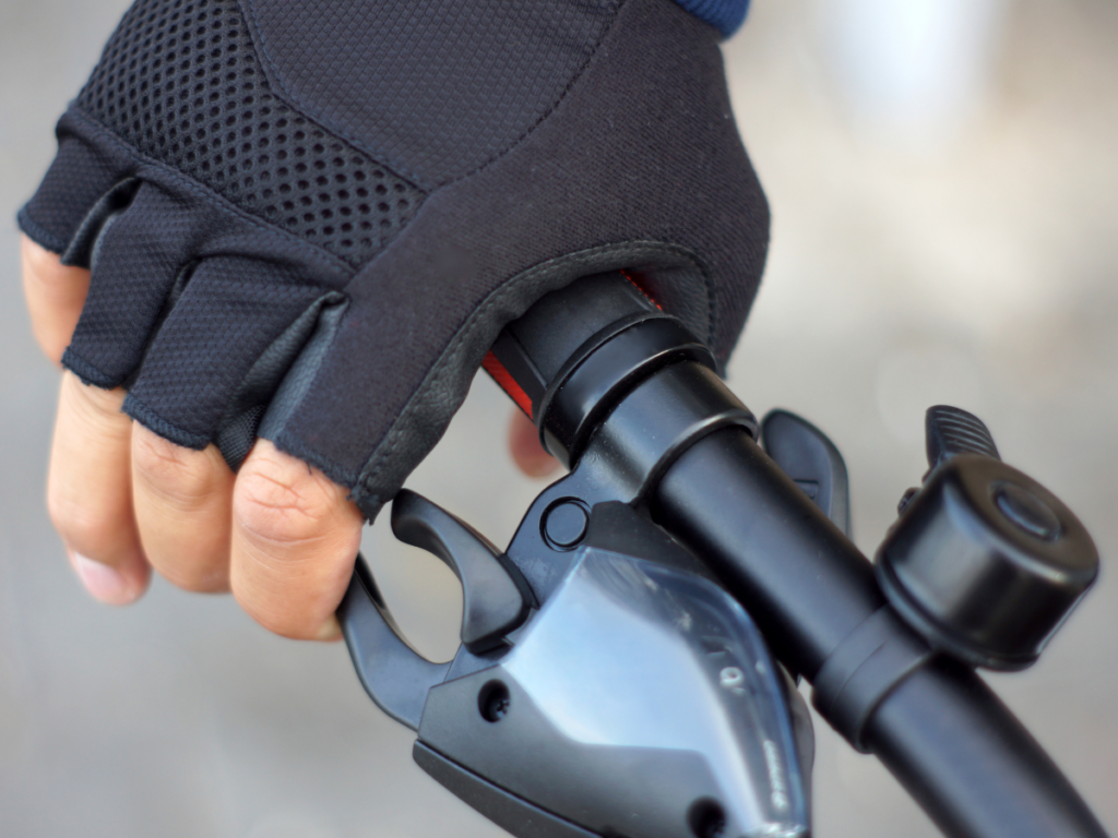 Hand die hydraulische remhendel van fatbike indrukt tijdens het remmen