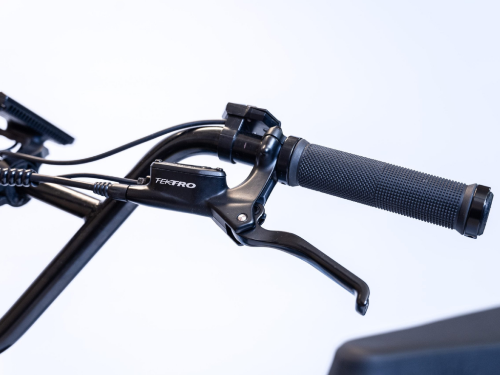 Hydraulische remhendel op fatbike stuur met remkabel en handgreep detail