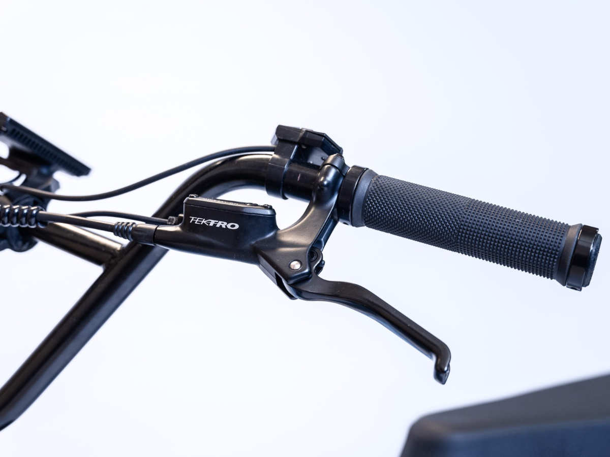 Hydraulische remhendel op fatbike stuur met remkabel en handgreep detail