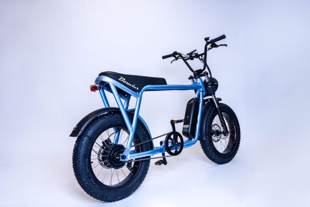 Fatbike met elektrische ondersteuning in een showroom, gebruikt als voorbeeld bij veelvoorkomende fatbike problemen en onderhoud.