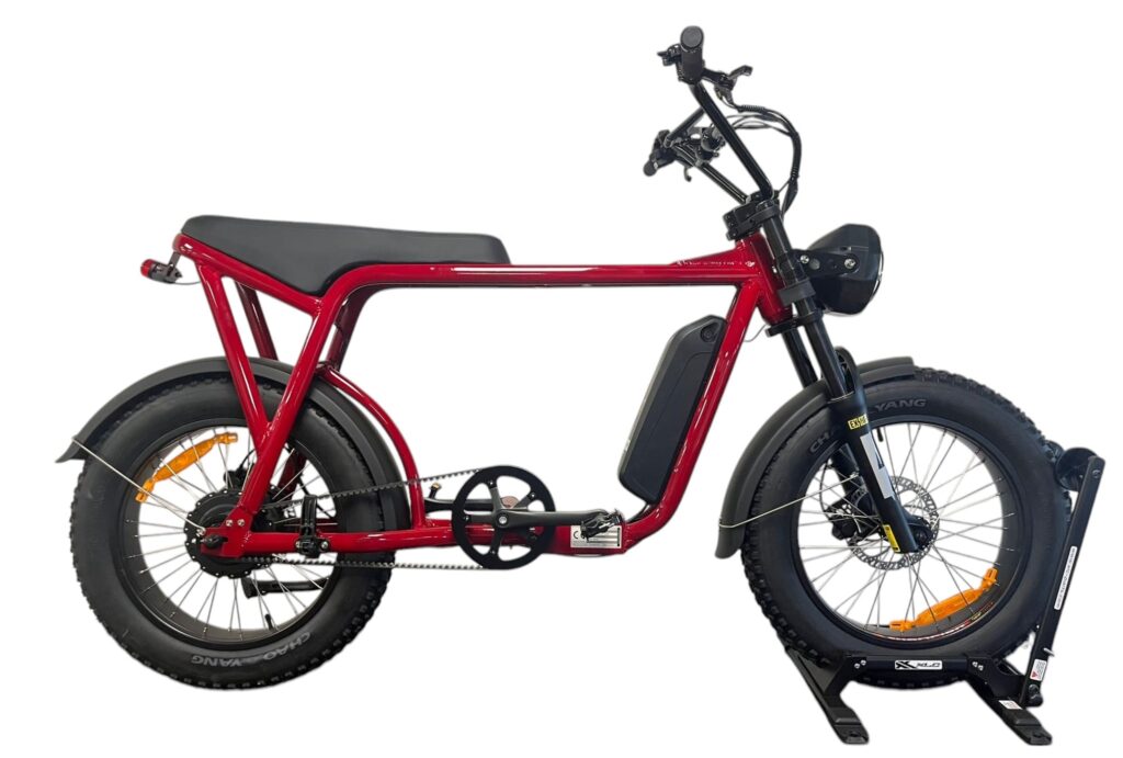 Rode elektrische fatbike in showroom als voorbeeld voor Belgische klanten die een fatbike in Nederland willen kopen.