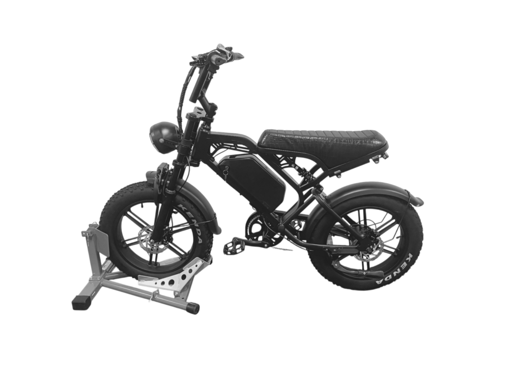 Elektrische fatbike op montagestandaard tijdens inspectie van veelvoorkomende technische problemen en onderhoud.