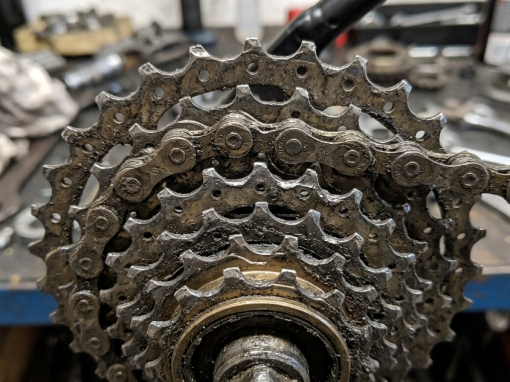 Elektrische fiets schakelt niet goed door slijtage aan de cassette en ketting van de aandrijving.