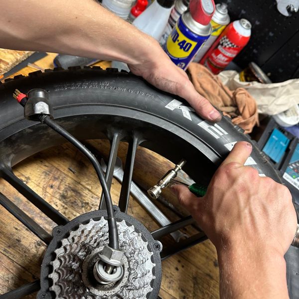 Nahandeling en spanningcontrole van band op e-fatbike wiel – nauwkeurig onderhoud aan elektrische fatbikes.