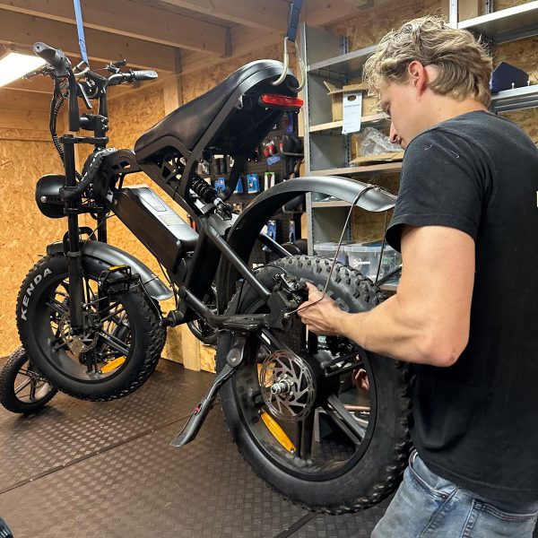Wielmontage aan elektrische fatbike in werkplaats – Bouvier Bikes gespecialiseerd in fatbike reparatie.