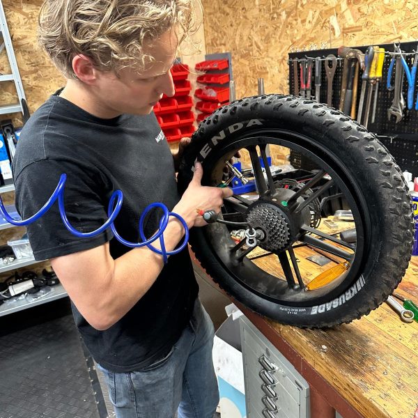 Controle van elektrische fatbikeband met luchtdrukslang – professionele e-bike service bij Bouvier Bikes.